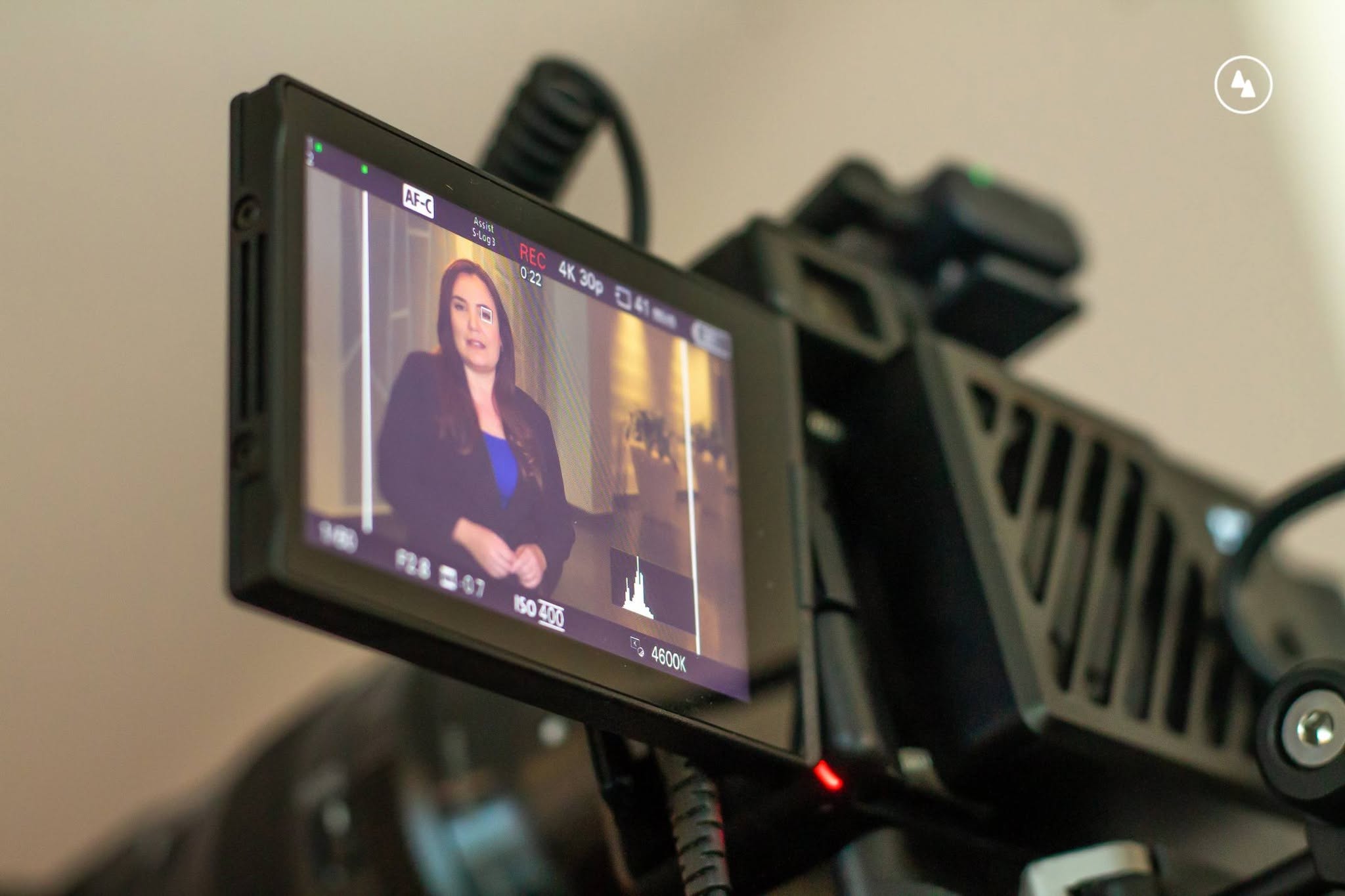 Diana aparece en el monitor de una cámara durante una grabación