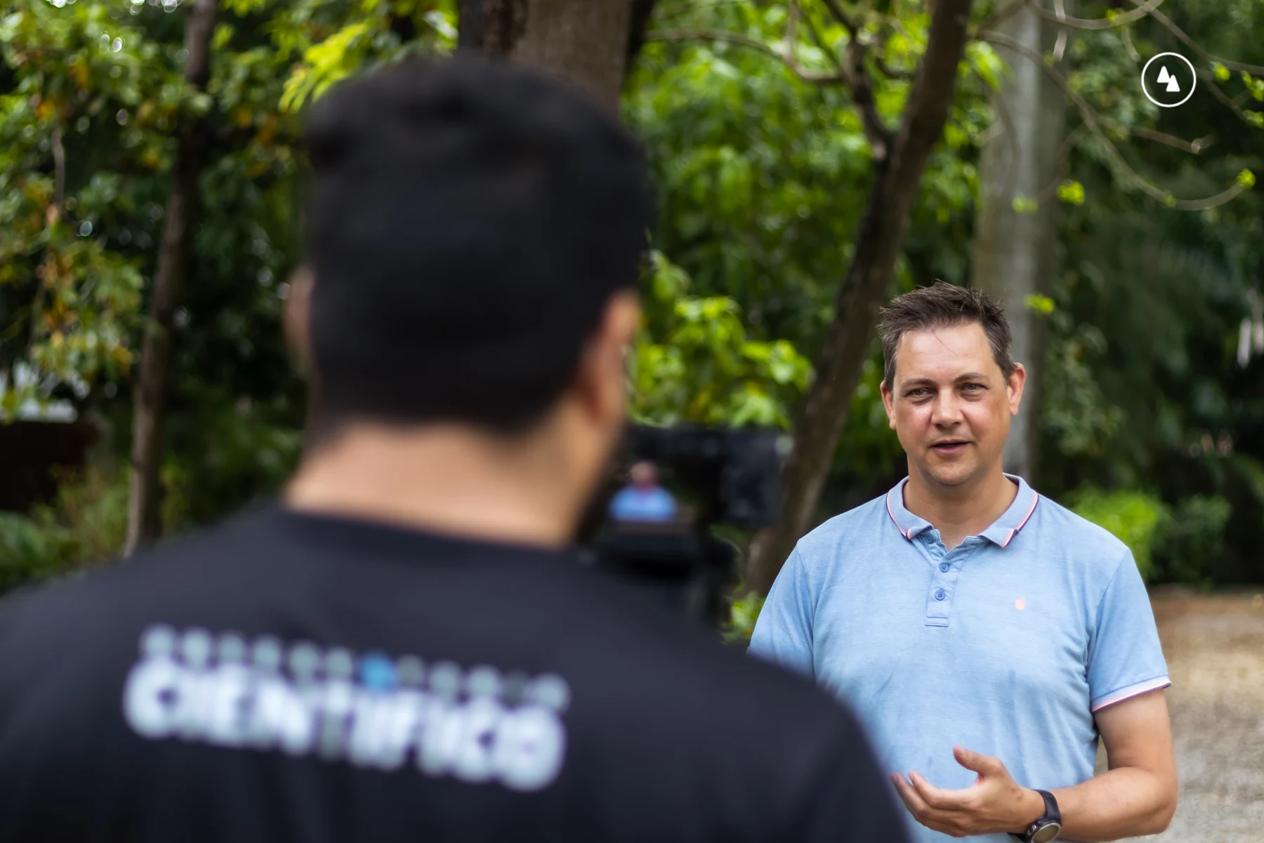 Entrevista audiovisual realizada en un jardín