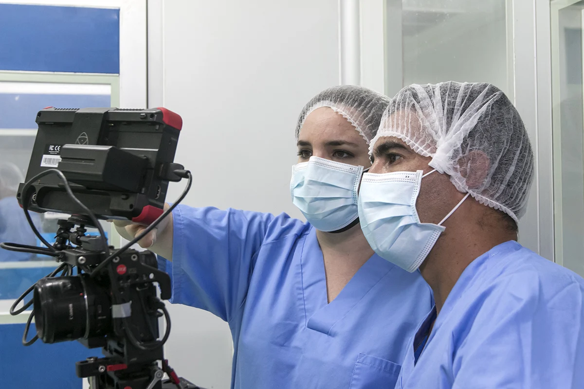 Trabajo de grabación con cámara y equipo de protección en un laboratorio